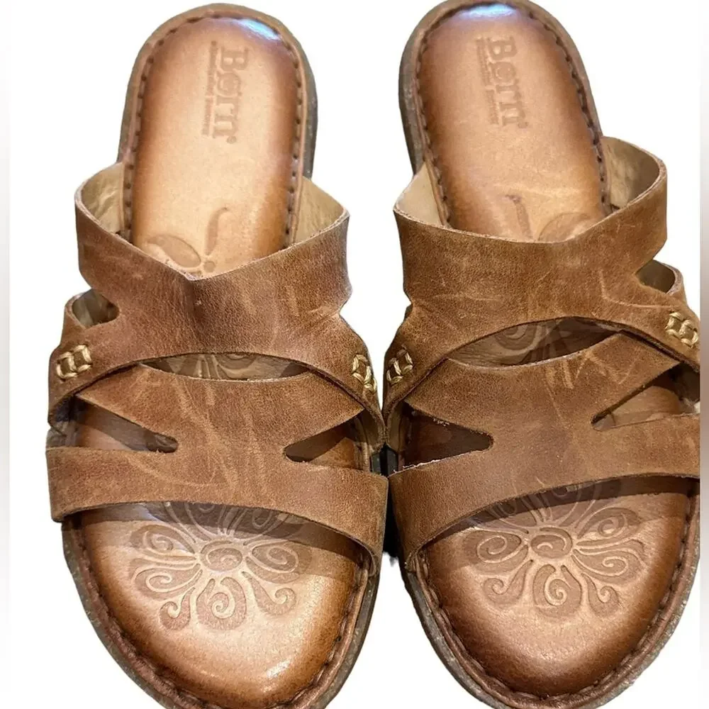 Born Natural Leather Sandals in a Womens Size 6